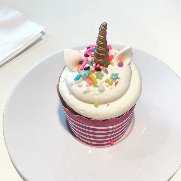 Welcome to the closet!🦄 - Picture 1 of 1